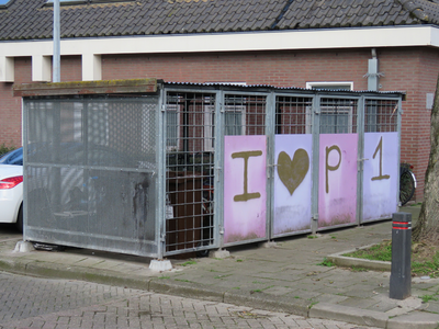 829773 Gezicht op de fietsboxen op de Poolsterhof te Utrecht, met op de deuren graffiti met de tekst I ¿ p 1 .